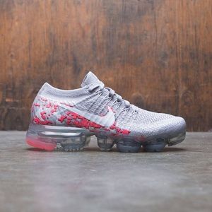 Women Nike Air Vapormax Flyknit size 8.5